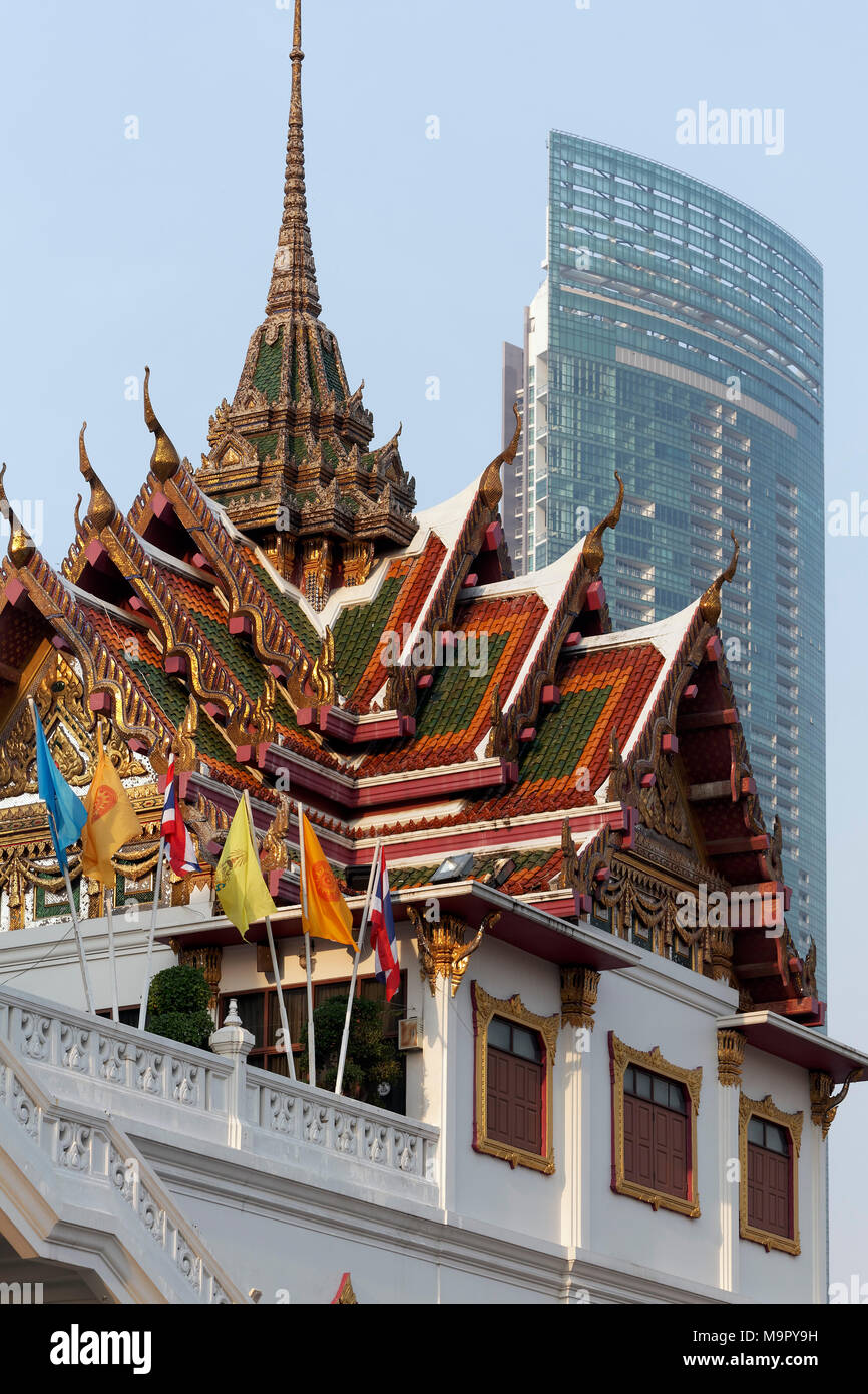 Le toit du temple, dans l'arrière ce gratte-ciel moderne, Wat temple bouddhiste, Yannawa, quartier des affaires Sathon, Bangkok, Thaïlande Banque D'Images