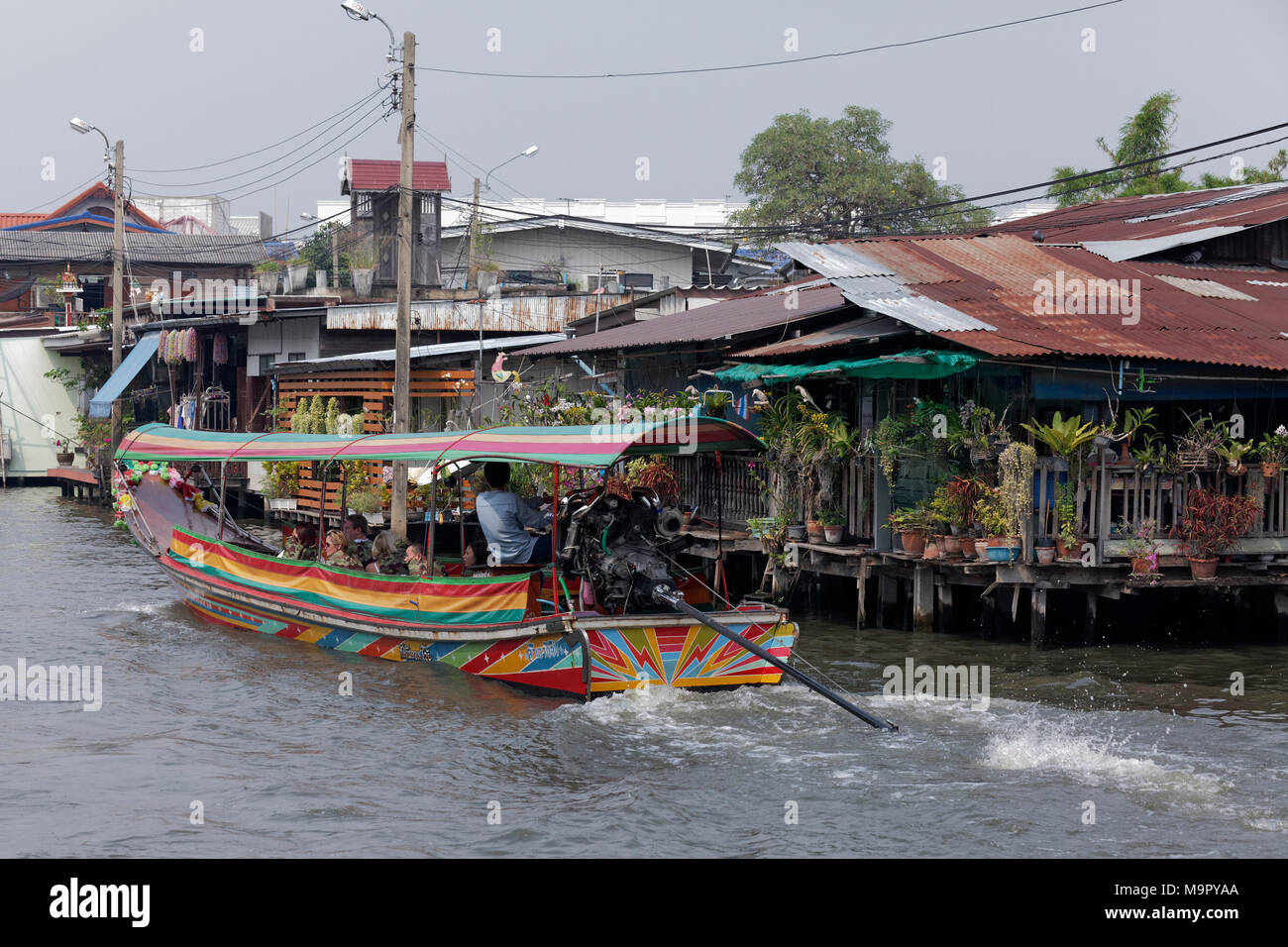 Canal avec bateau longtail et maisons en bois sur pilotis, Khlong Bang Luang, district d'origine Thonburi, Bangkok, Thaïlande Banque D'Images