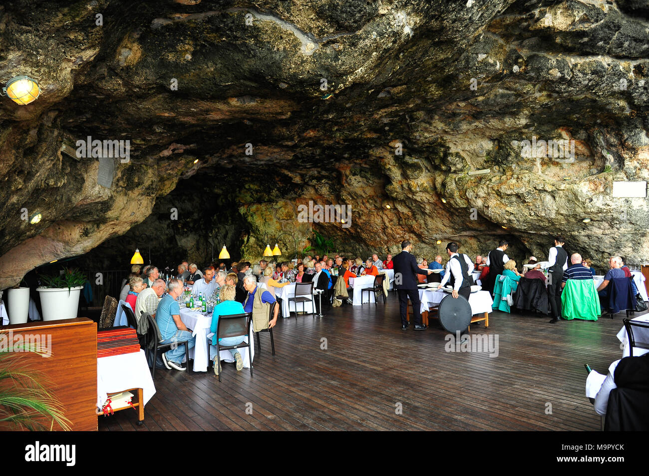 Polignano al Mare, restaurant construit dans la grotte naturelle, Grotta Palazzese Polignano al Mare, Pouilles, Italie Banque D'Images
