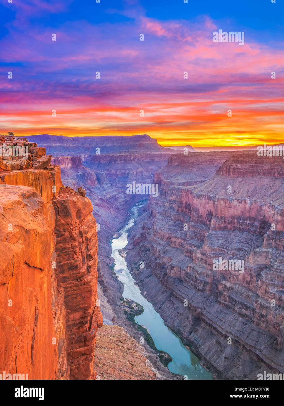 Le lever du soleil sur la rivière Colorado à toroweap oublier dans le parc national du Grand Canyon, Arizona Banque D'Images