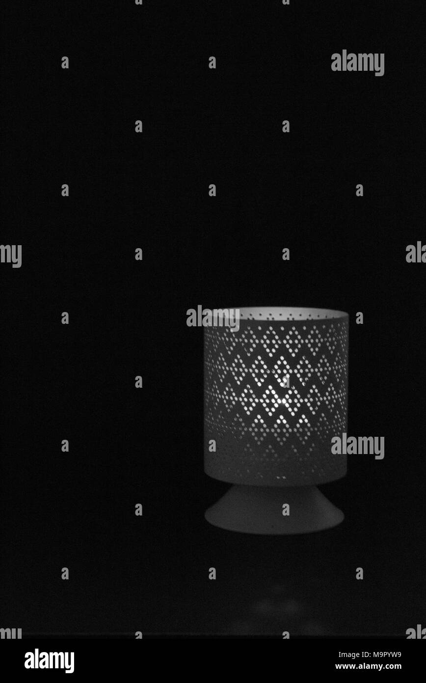 Lampe avec fond sombre et conception de dentelle Banque D'Images