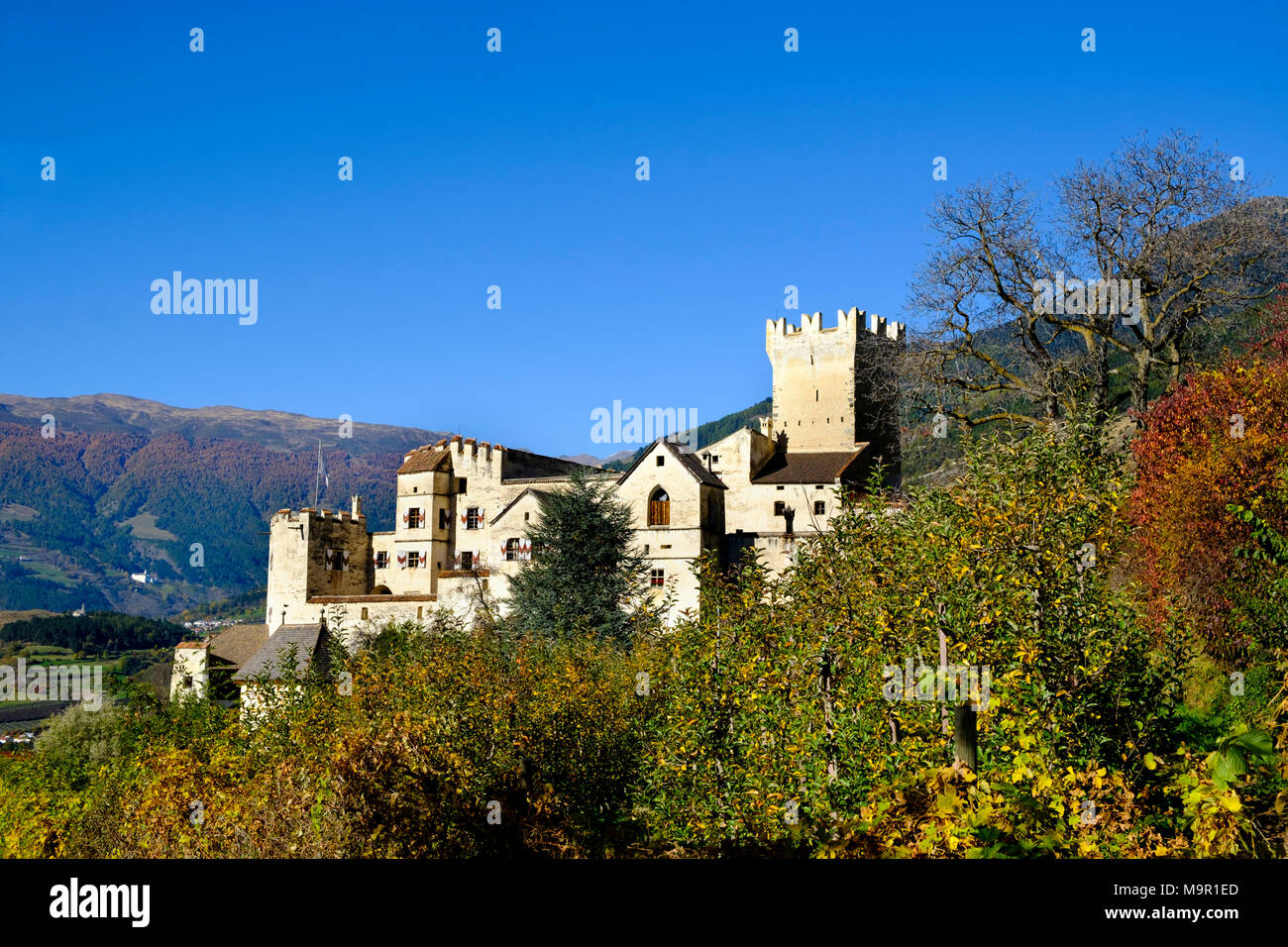 Churburg castle en automne, Schluderns, Vinschgau, Tyrol du Sud, Italie Banque D'Images