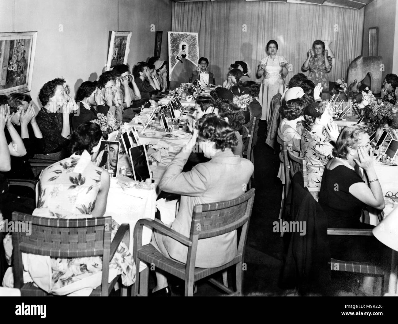 Les femmes apprennent comment appliquer le maquillage, années 1950, Allemagne Banque D'Images