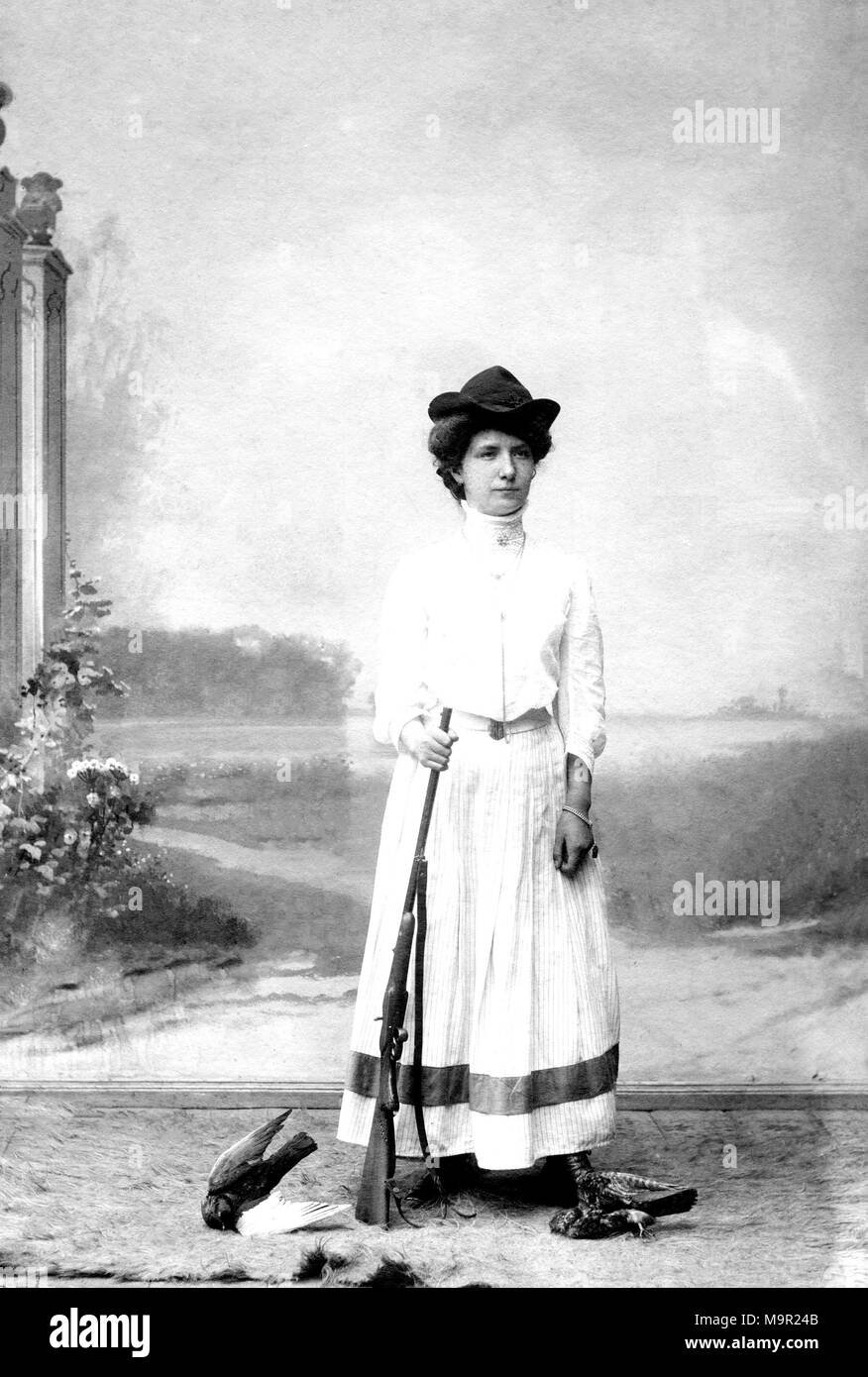 Femme avec fusil et tué des oiseaux, la chasse, 1910, Allemagne Banque D'Images