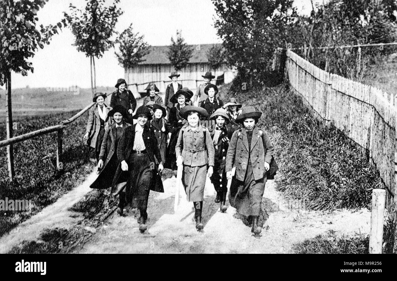 Les écoliers, les jeunes filles en uniforme d'une randonnée sur les années 1930, en Angleterre Banque D'Images