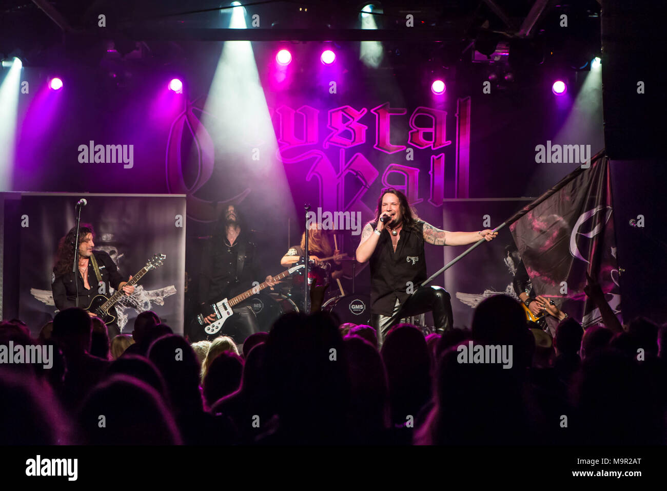 Le groupe de hard rock Suisse Crystal Ball vivent dans les Schüür Luzern,  Suisse Steven Mageney, chant Scott Leach Photo Stock - Alamy