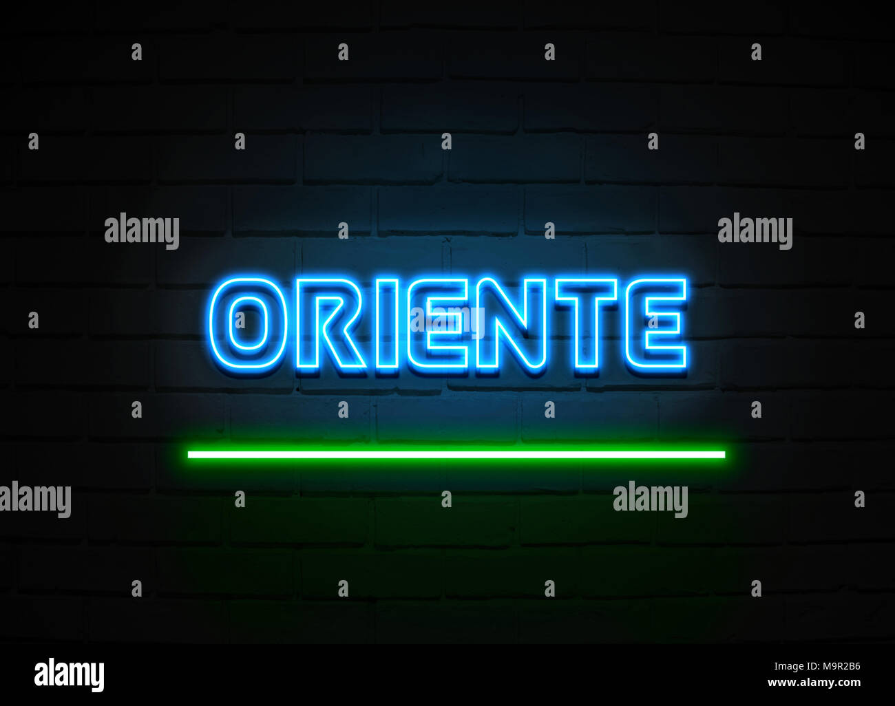 Oriente l'enseigne au néon - Glowing Neon Sign sur mur brickwall - rendu 3D illustration libres de droits. Banque D'Images