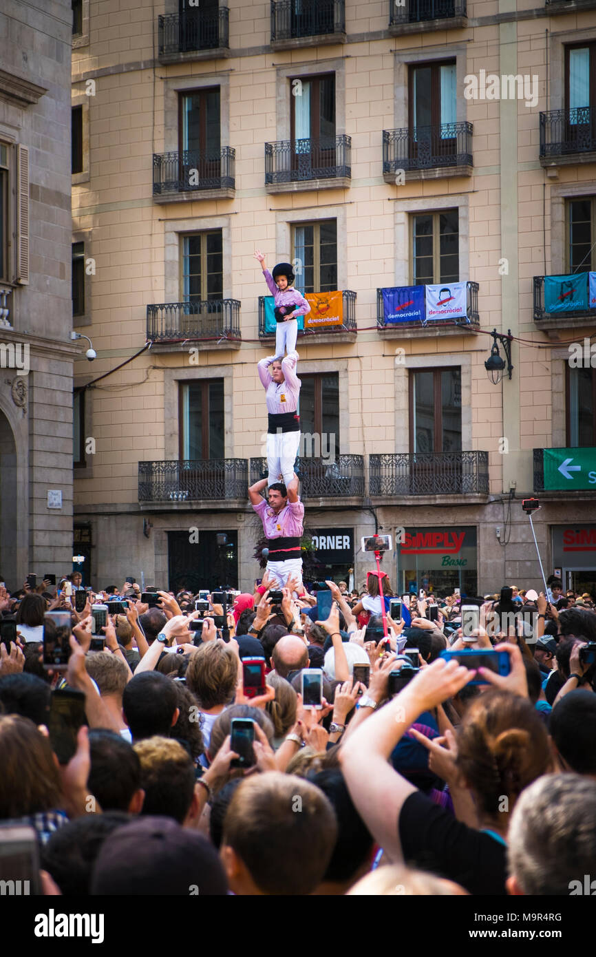 Les gens s'entassent pour voir les Castellers (tours humaines) dans Plaça de Sant Jaume, Barcelone, célébrant la Merce Festival le 23 septembre, 2017 Banque D'Images