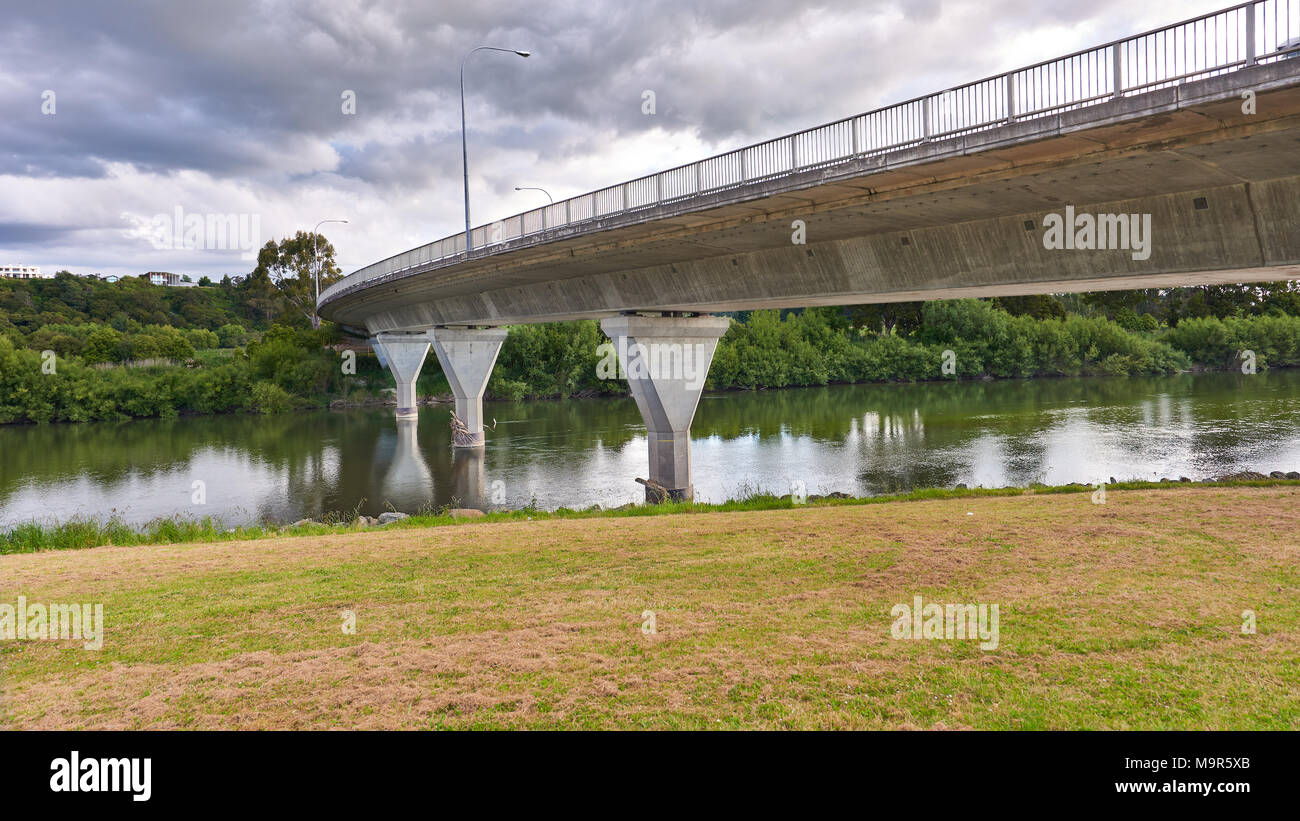 Une poutre caisson pont traversant la rivière Manawatu à Palmerston North Nouvelle Zélande Banque D'Images