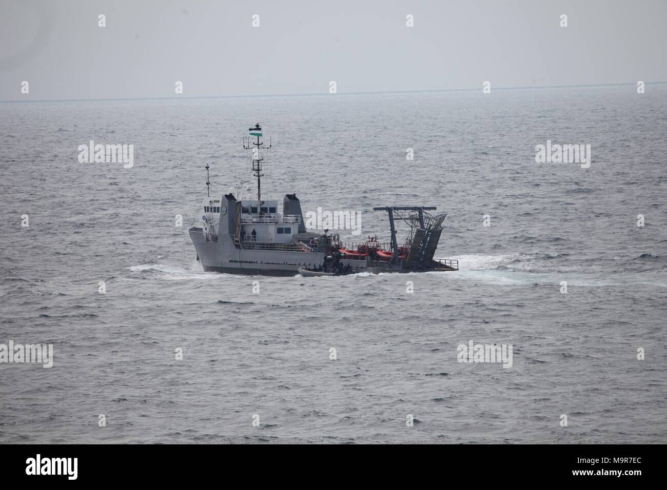 180325-N-KL769-045 OCÉAN ATLANTIQUE (Mar. 25, 2018), USS Gunston Hall (LSD 44) Visite, conseil, recherche et saisie Équipe Conseil Formation Support bateau Hunter (TSV 3) au cours d'une opération de sécurité maritime de l'exercice. Gunston Hall est en cours participant au groupe aéronaval quatre exercice du Groupe de travail en préparation pour un prochain déploiement. (U.S. Photo par marine Technicien d'entretien des coques 1re classe Jeremy A. Smith/libérés) Banque D'Images