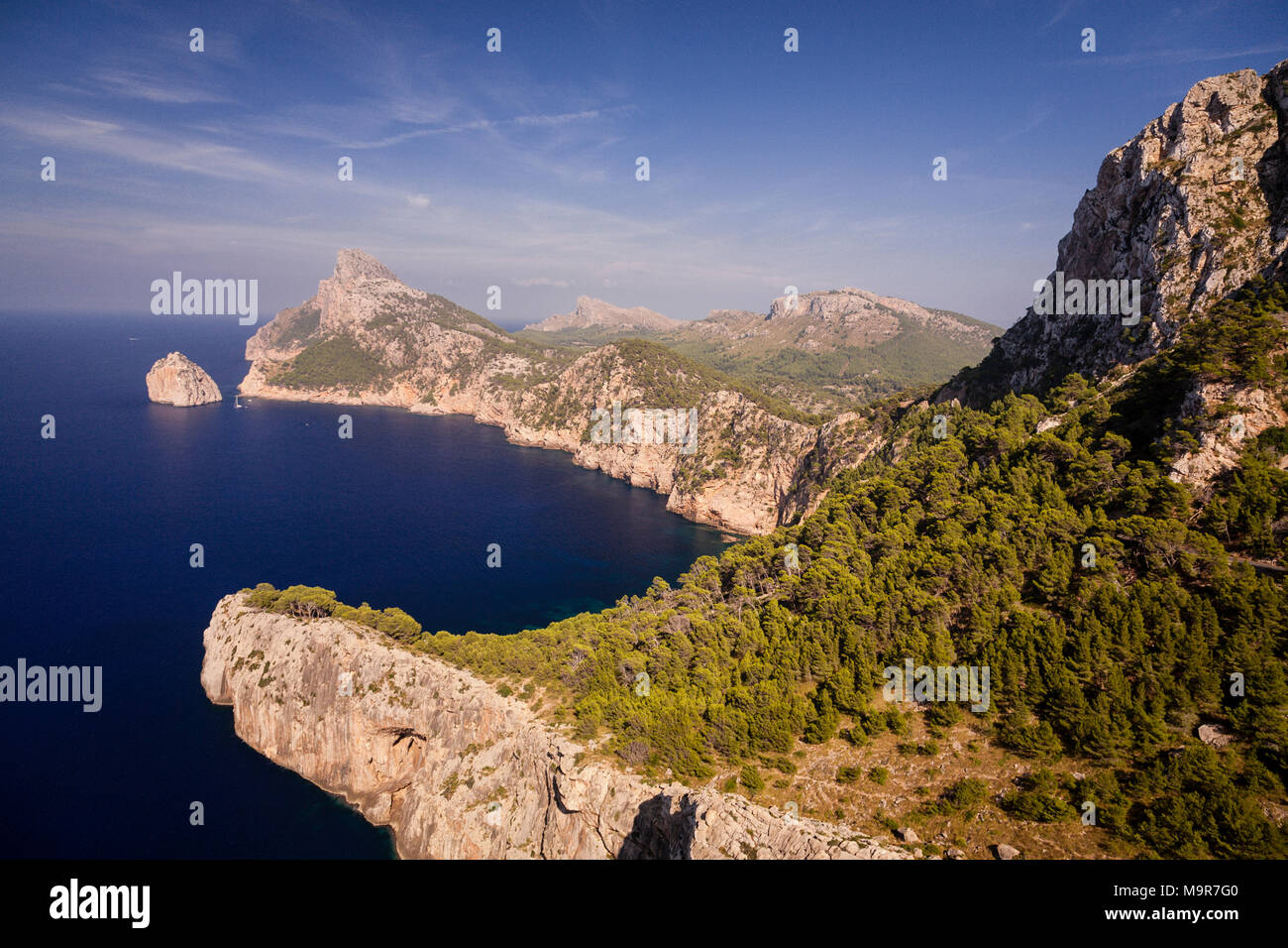 Falaises calcaires, sur la côte méditerranéenne de Majorque à Formentor le long d'une journée d'été Banque D'Images