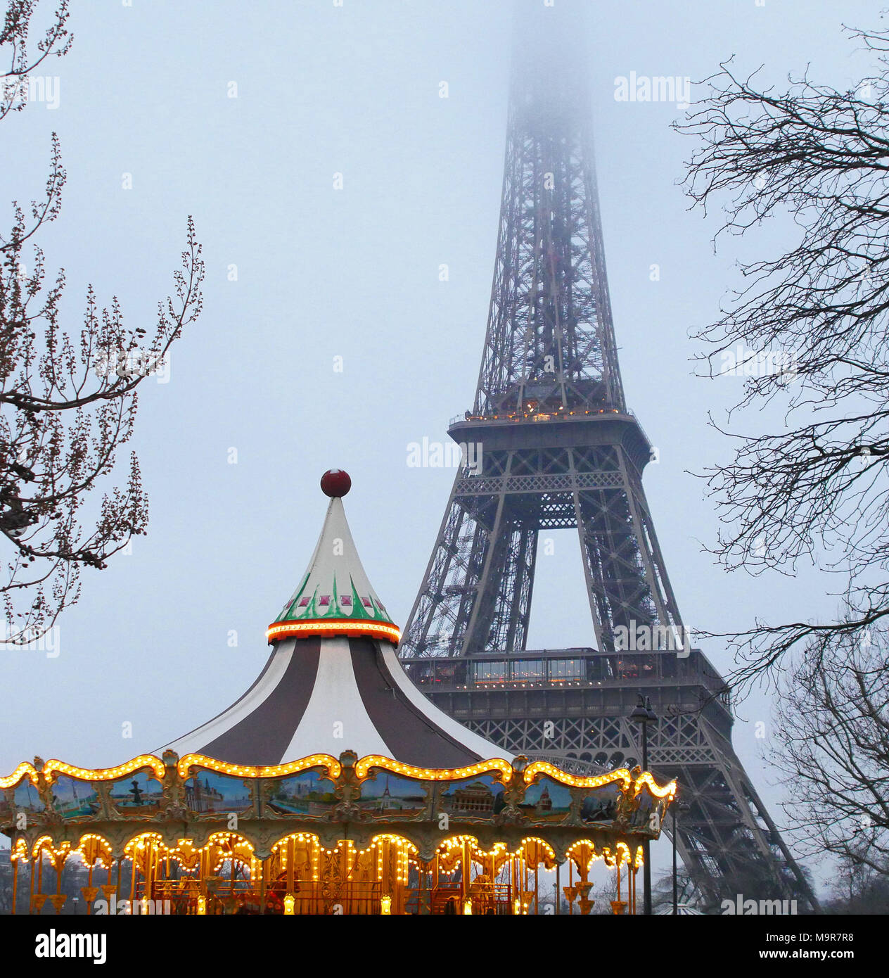 La Tour Eiffel et le carrousel antique comme vu dans la nuit à Paris, France, Europe. La Tour Eiffel est le monument le plus visité payé dans le monde. Banque D'Images