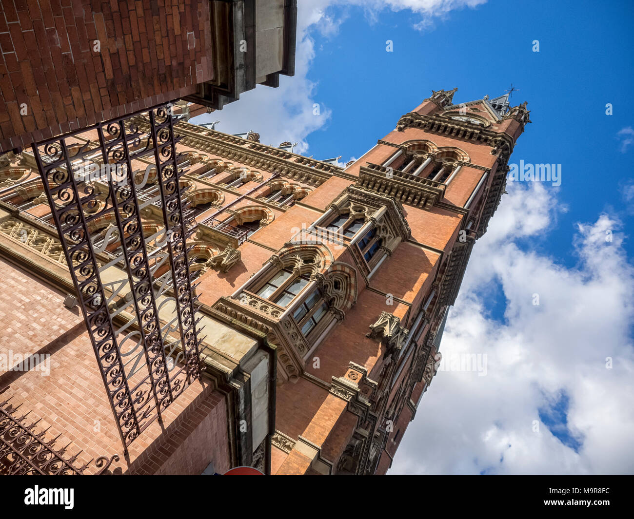 LONDRES, Royaume-Uni - 08 MARS 2018 : vue de la gare de St Pancras Tour de l'horloge et panneau en fer forgé Banque D'Images