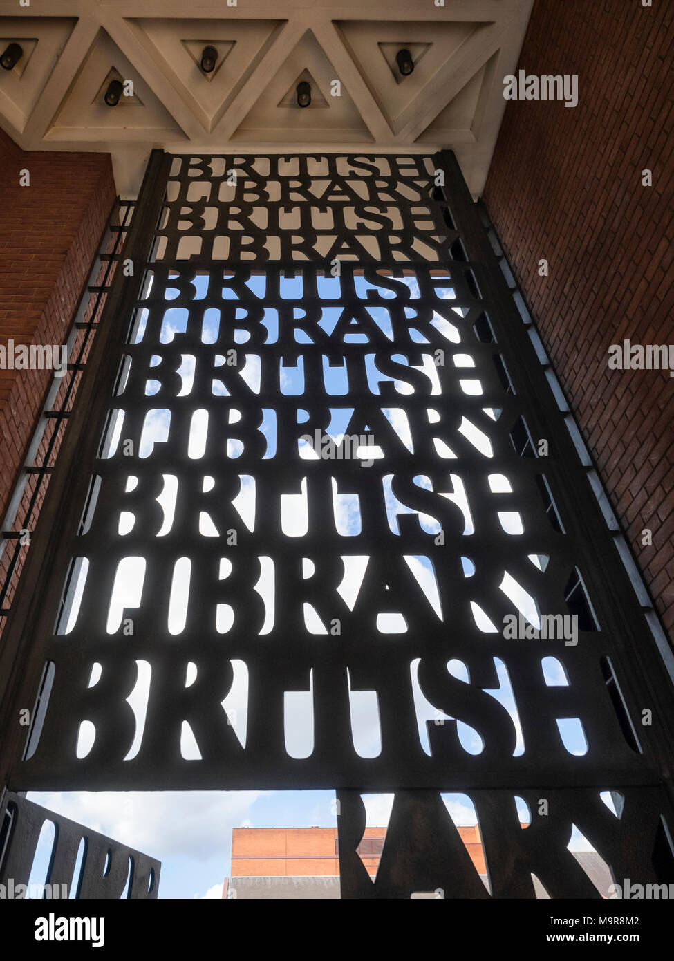 La BRITISH LIBRARY, Londres : Porte d'entrée de la bibliothèque Motif. Les portes ont été conçus par Lida et David Kindersley Banque D'Images