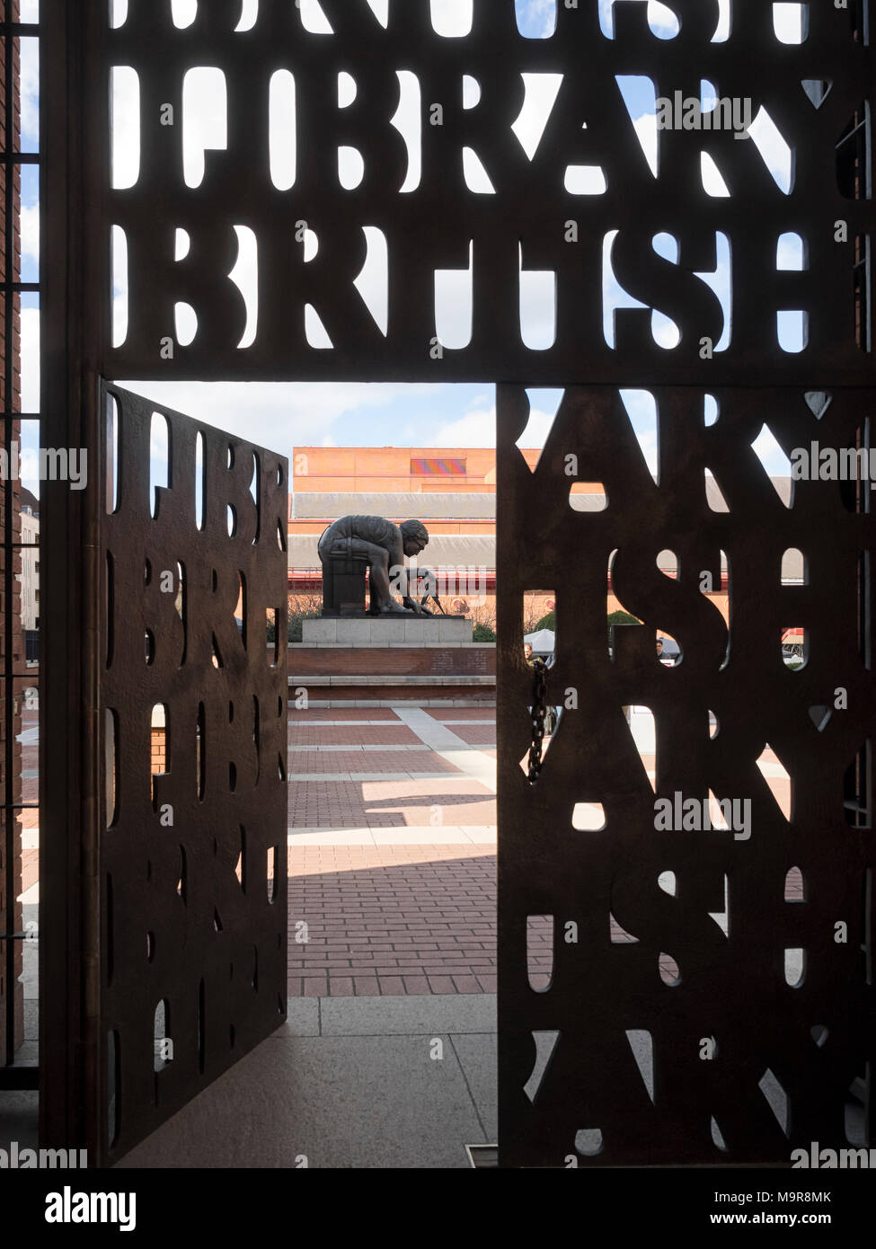 LONDRES, Royaume-Uni - 08 MARS 2018 : porte d'entrée de la bibliothèque britannique.Les portes ont été conçues par Lida et David Kindersley Banque D'Images