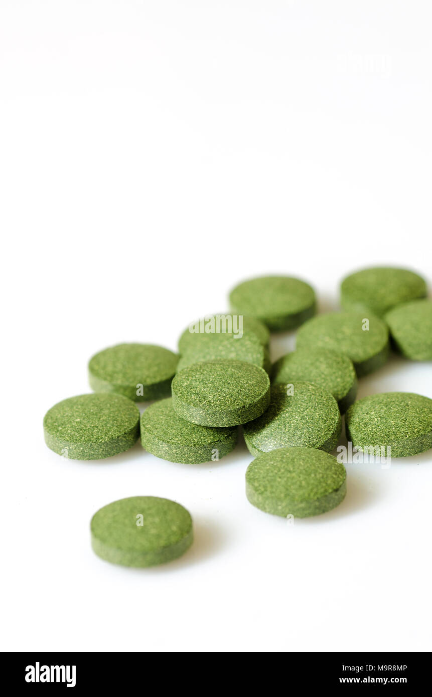 La chlorella et la spiruline comprimés vert. Complément alimentaire, mode de vie sain, alternative médecine naturelle. Banque D'Images