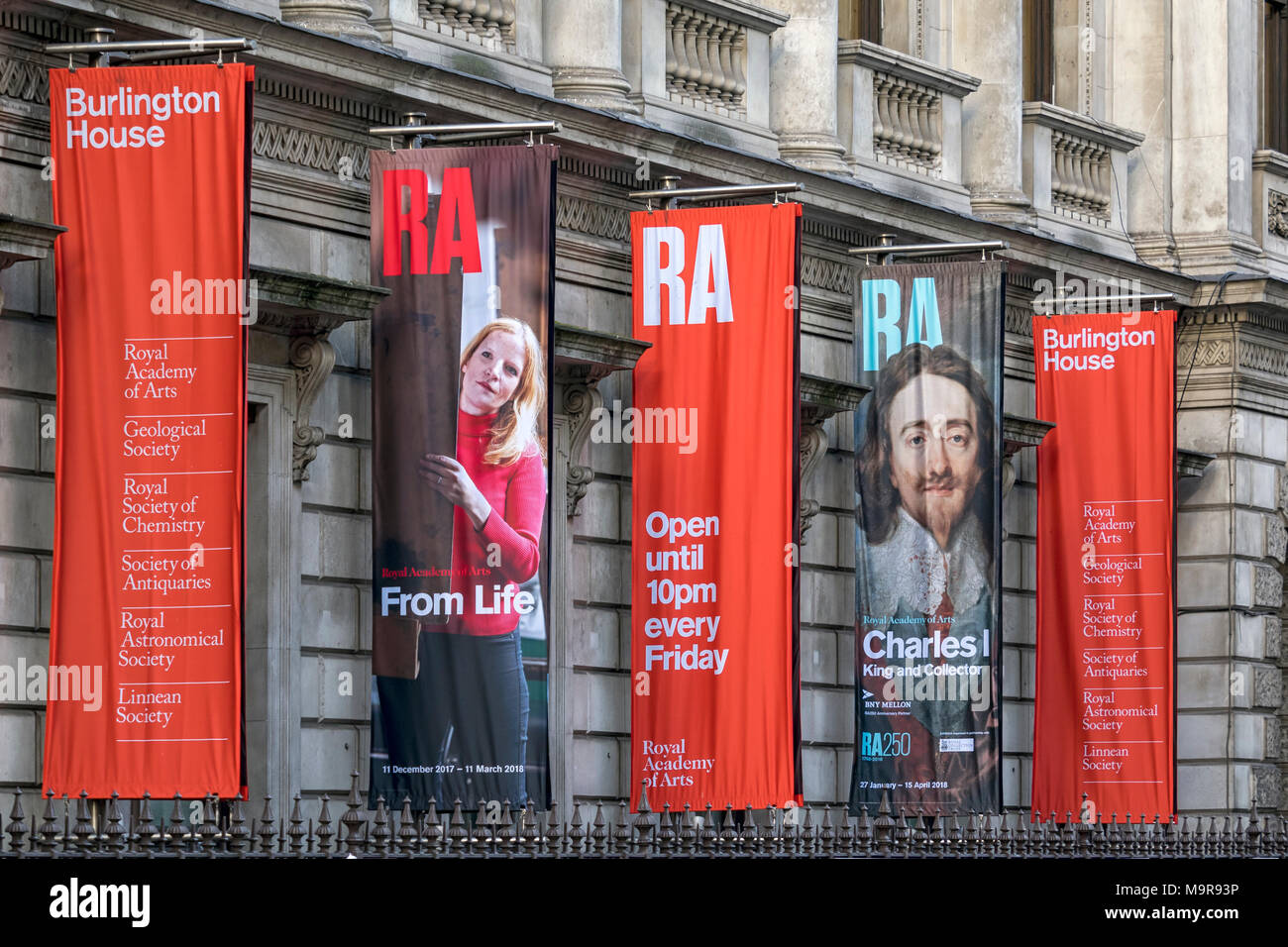 LONDRES, Royaume-Uni - 08 MARS 2018 : bannières colorées pour la Royal Academy of Arts à l'extérieur de Burlington House Banque D'Images