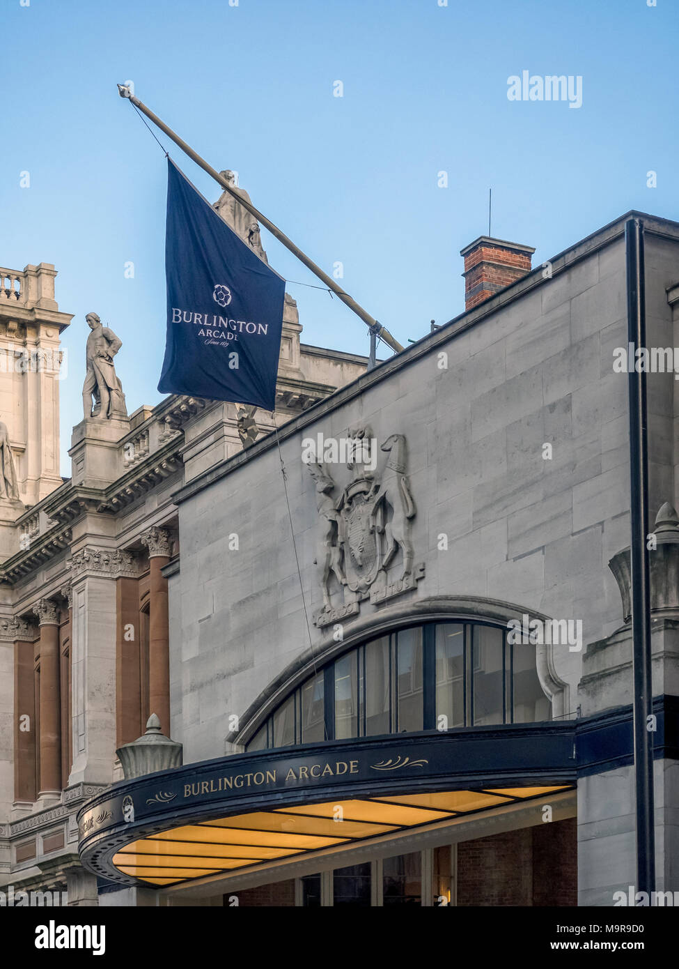 LONDRES, Royaume-Uni - 08 MARS 2018 : bannière au-dessus de l'entrée de Burlington Arcade Banque D'Images