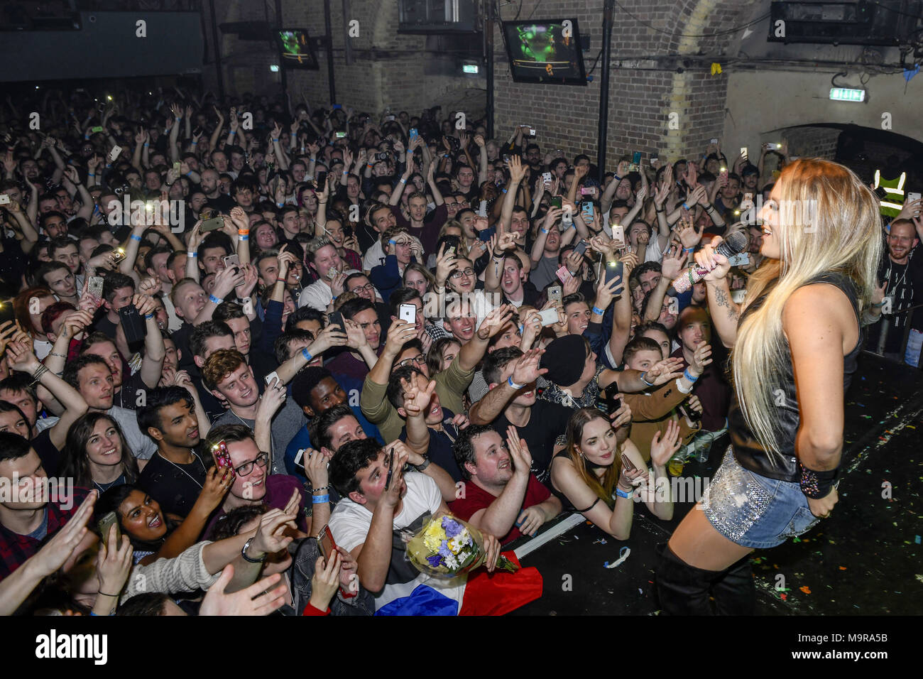 G-A-Y ont poursuivi leur 25e anniversaire de la loi sur la danse avec années 2000 Cascada. Avec une estimation de 30 millions d'album dans le monde et 15 millions de ventes téléchargements numériques, Cascada a été nommée la meilleure loi allemande du 21e siècle. Ils ont joué 30 minutes rempli de hits dont Miracle, évacuer le dancefloor, follement vraiment profondément, ce qui fait le plus mal, parce que la nuit et plus et pour un panier-lieu de fans fanatiques. Avec : Natalie Horler, Cascada Où : London, Royaume-Uni Quand : 25 Feb 2018 Crédit : Chris Jepson/WENN.com Banque D'Images