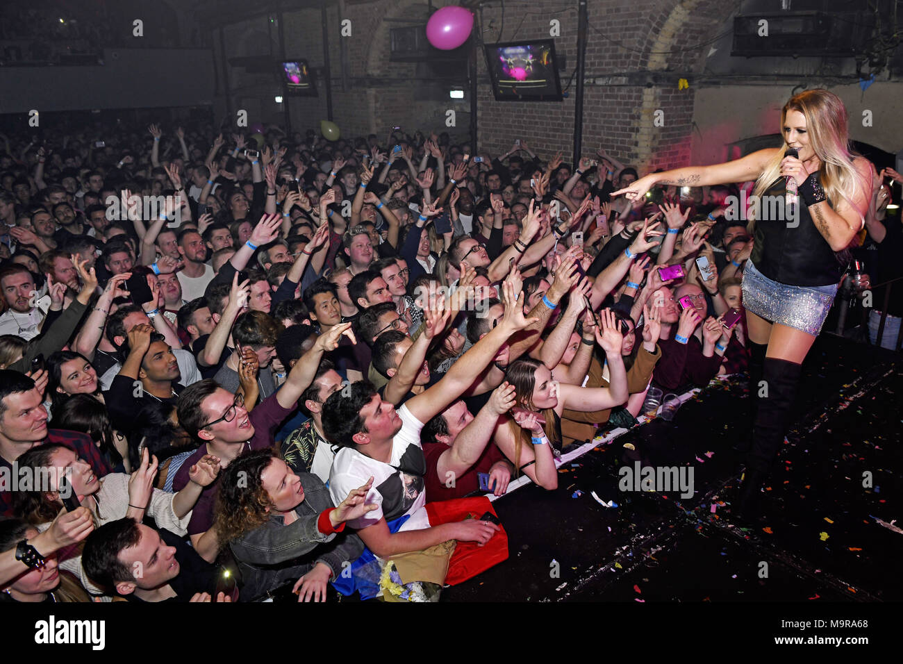 G-A-Y ont poursuivi leur 25e anniversaire de la loi sur la danse avec années 2000 Cascada. Avec une estimation de 30 millions d'album dans le monde et 15 millions de ventes téléchargements numériques, Cascada a été nommée la meilleure loi allemande du 21e siècle. Ils ont joué 30 minutes rempli de hits dont Miracle, évacuer le dancefloor, follement vraiment profondément, ce qui fait le plus mal, parce que la nuit et plus et pour un panier-lieu de fans fanatiques. Avec : Natalie Horler, Cascada Où : London, Royaume-Uni Quand : 25 Feb 2018 Crédit : Chris Jepson/WENN.com Banque D'Images