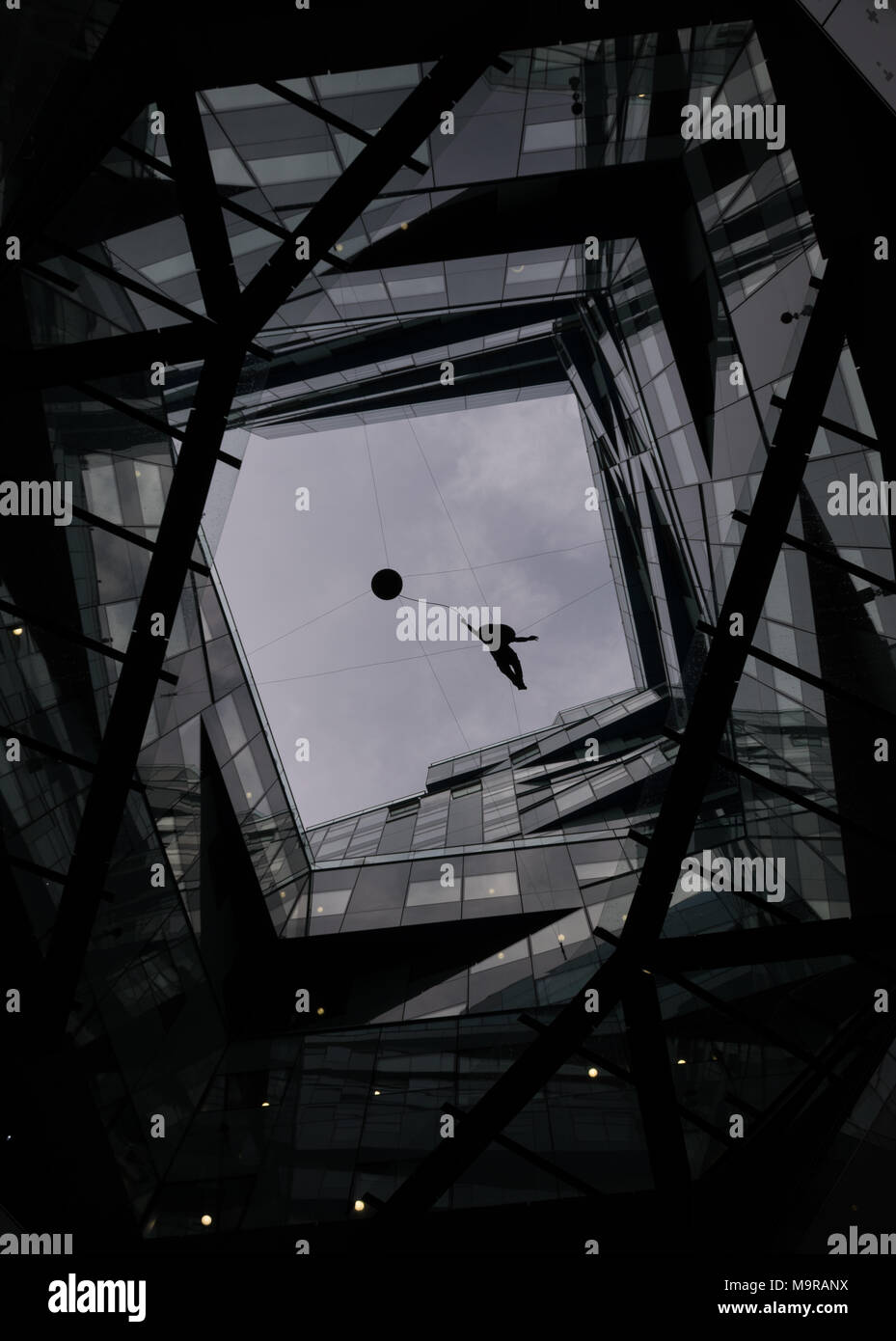 Le Cube, Birmingham doté d''une sculpture de la silhouette cardiaque le bleu du ciel. Banque D'Images