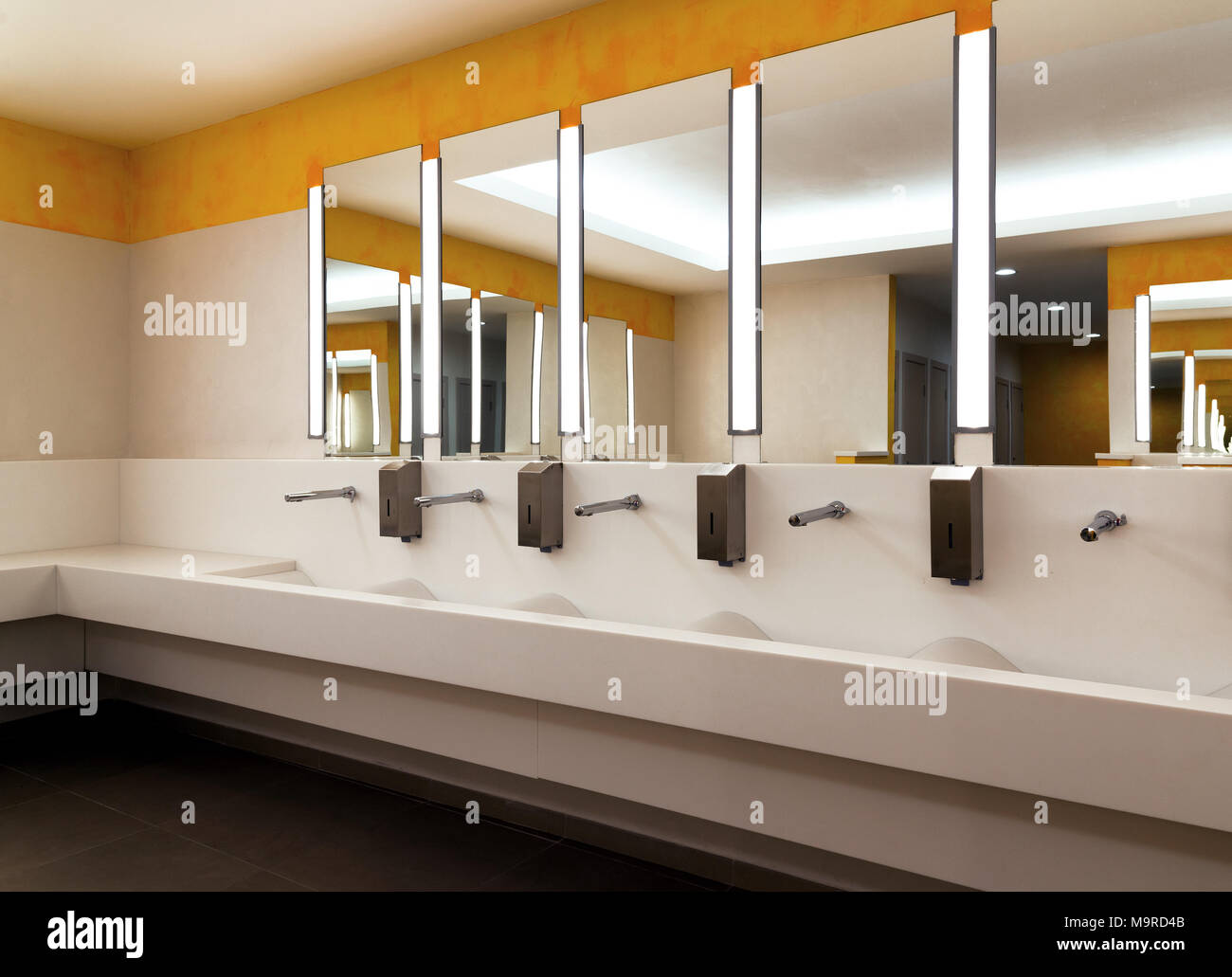 De grandes toilettes modernes dans le bâtiment administratif Banque D'Images