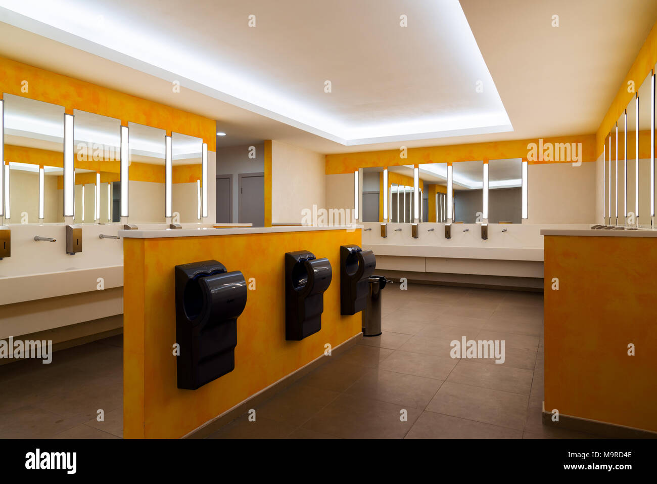 De grandes toilettes modernes dans le bâtiment administratif Banque D'Images