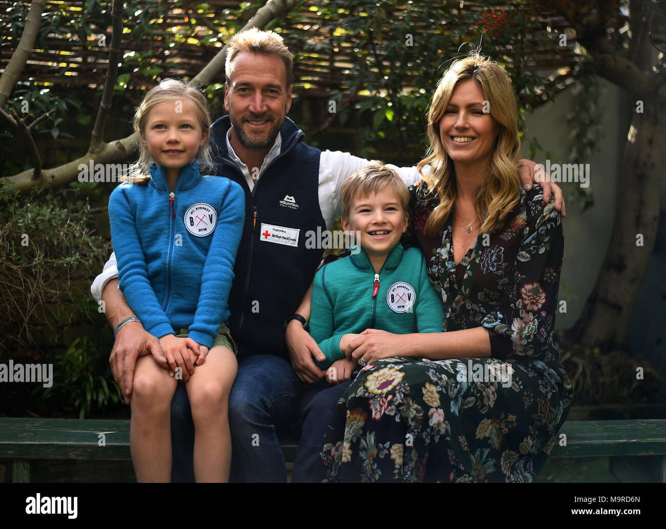 Ben Fogle et sa femme Marina, avec leur fils et fille Luda Iona à leur domicile, à l'ouest de Londres, avant qu'il dirige à l'Himalaya pour tenter de conquérir le mont Everest. Banque D'Images