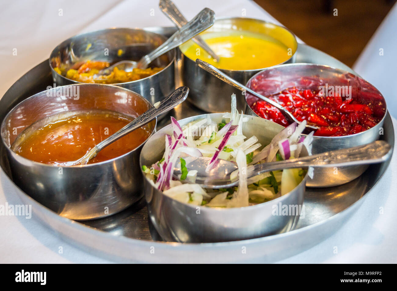 Sélection de sauces, condiments et marinades pour poppadums, épices masala restaurant indien, anciennement Tandoori Kismet, Chipping Ongar, Essex, Angleterre Banque D'Images