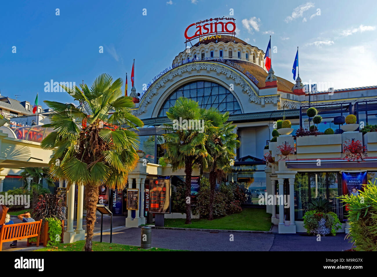 L'Europe, la France, l'Auvergne Rhône cauchemar, Évian-les-Bains, d'un quai Charles Albert Besson, Casion, Architecture, bâtiment, drapeaux, arbres, plantes, fleurs, Banque D'Images
