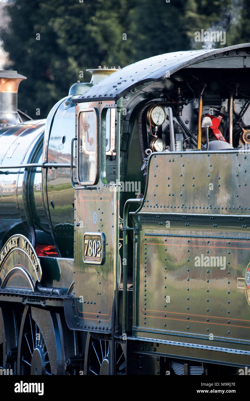 Close-up vue arrière de conserves de GWR manor class locomotive à vapeur en attente de départ sur la ligne du patrimoine SVR, Midlands, Royaume-Uni. Commandes en cabine visible. Banque D'Images