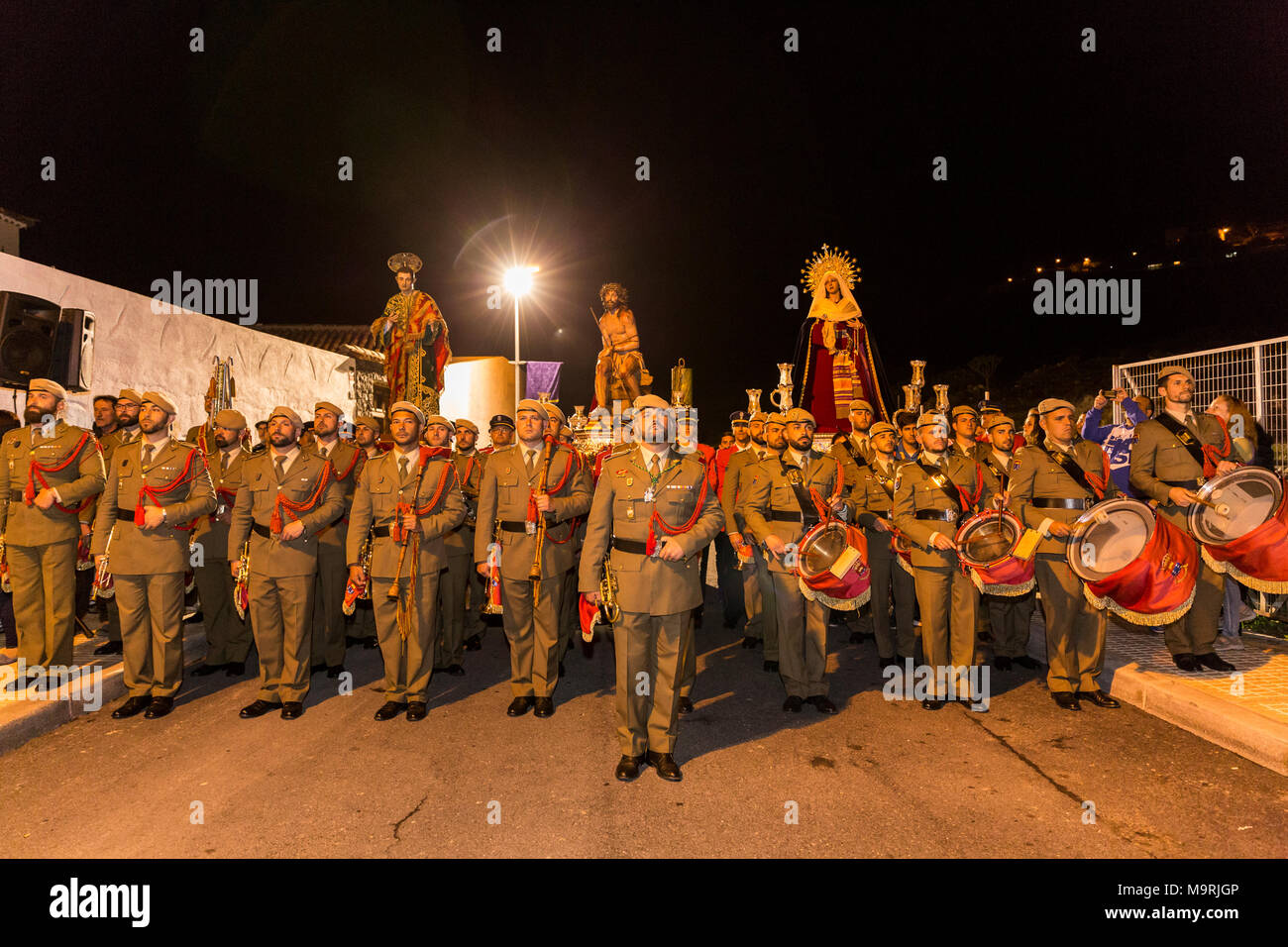 Les membres du Service d'incendie local, en uniforme, qui participent à une procession religieuse, le lundi de la semaine sainte, avec lifesize statues de Jésus Chri Banque D'Images