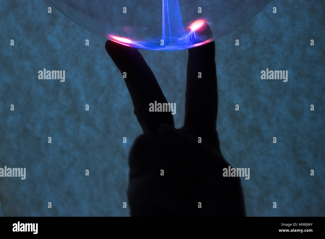Dans l'arrière-plan est la main qui a été illuminé par le plasma de la lampe à plasma. Banque D'Images