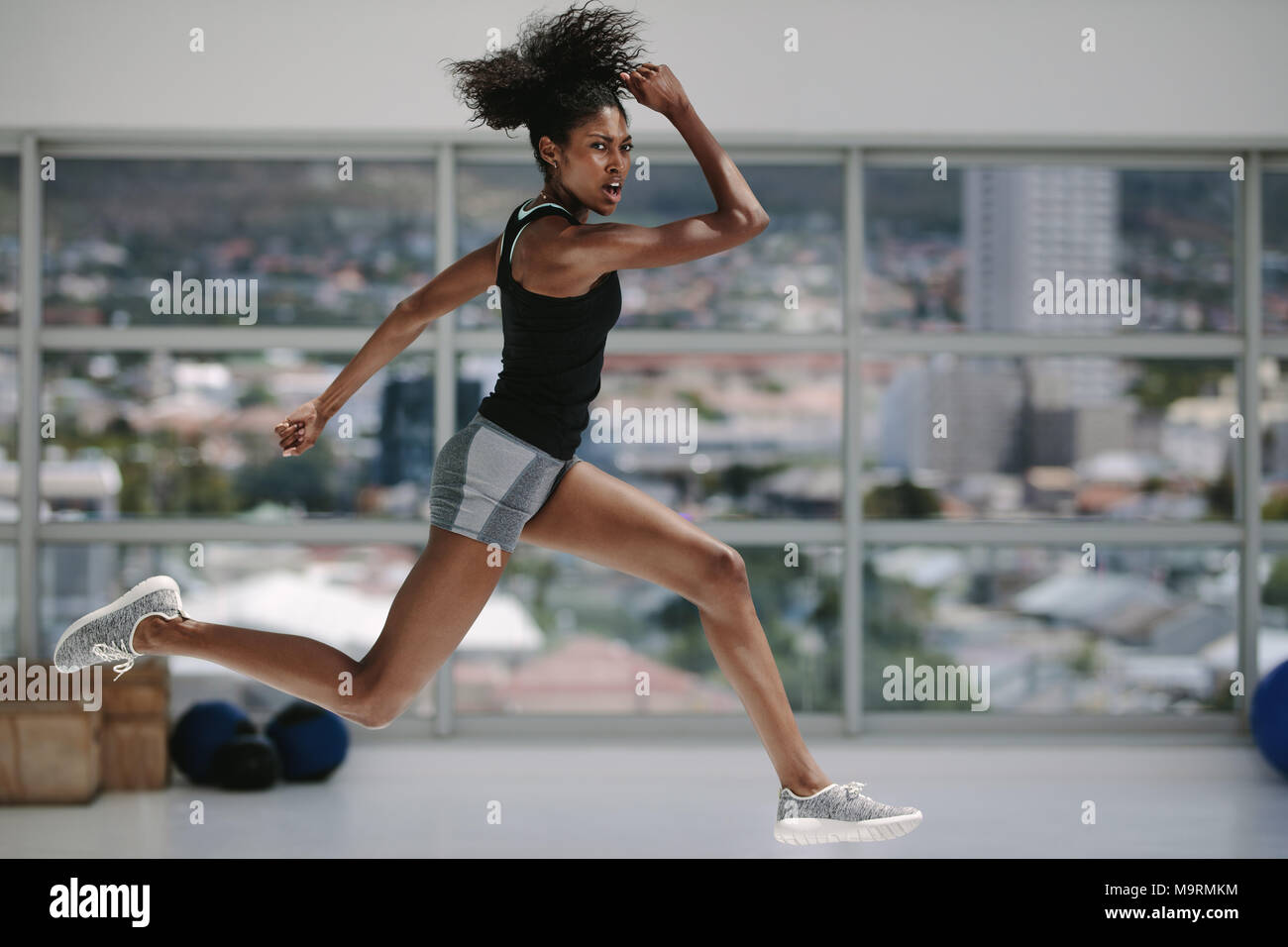 femme de fitness exerçant au gymnase. Femme faisant un entraînement physique intense dans un studio de fitness. Banque D'Images