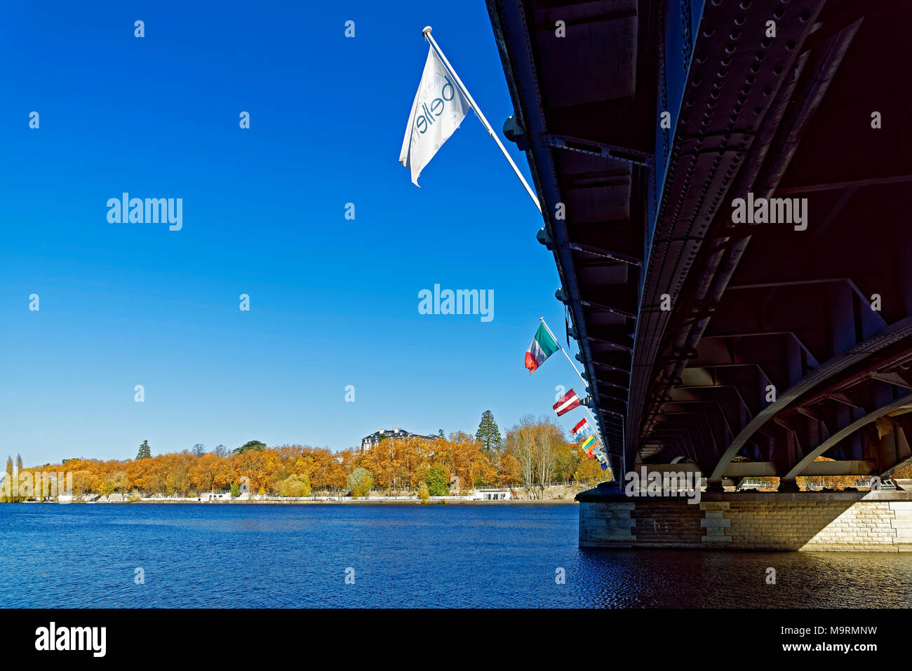 Europe, France, Auvergne, Vichy, Pont de Bellerive, réservoir Allier, pont, pont de Bellerive, feuillage de l'automne, feuilles, brown, arbres, plantes, parc, p Banque D'Images