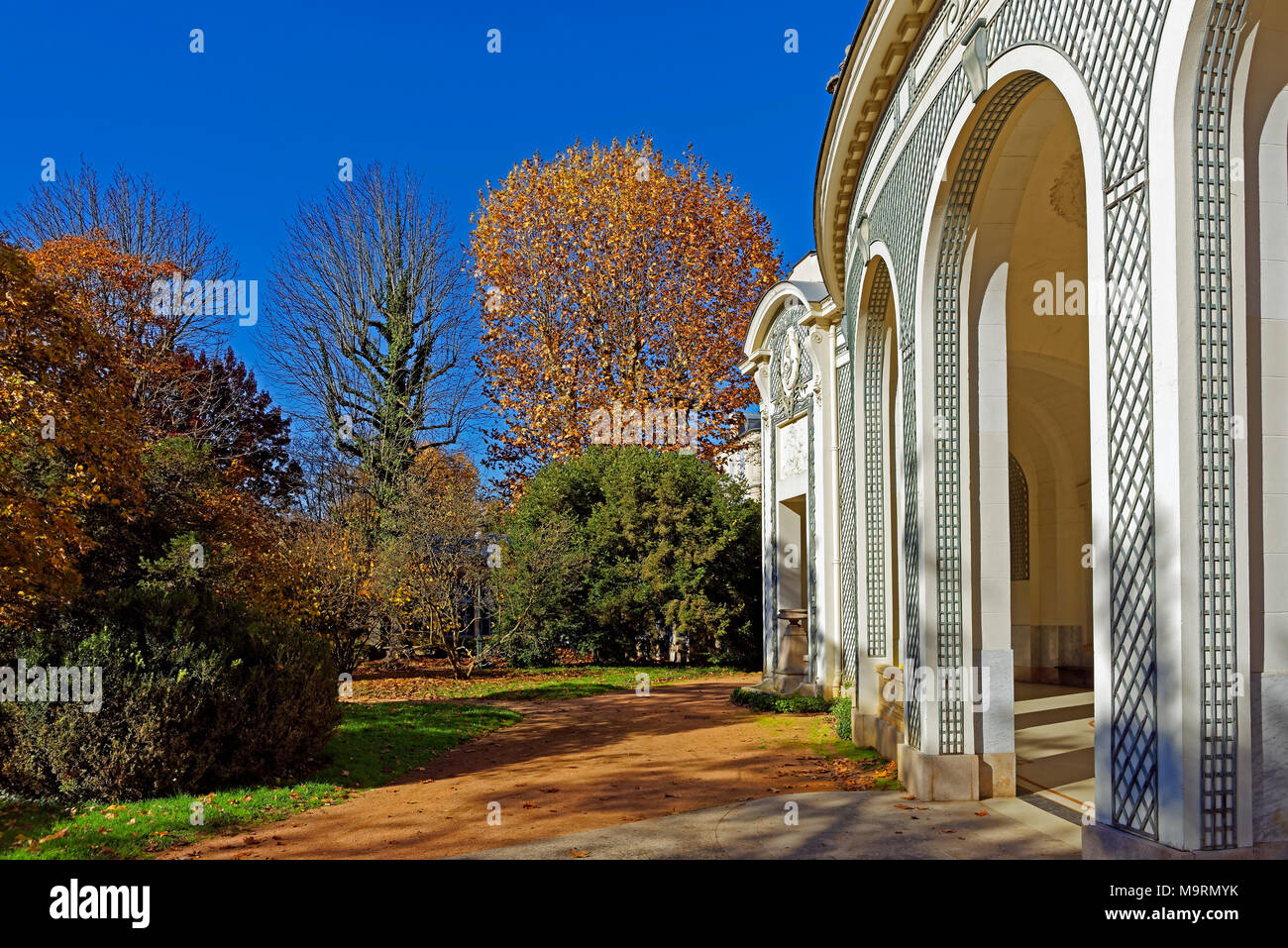 Europe, France, Auvergne, Vichy, boulevard vous Président John Fitzgerald Kennedy, le ressort, la source des Célestins, feuillage de l'automne, feuilles, brown, arch Banque D'Images