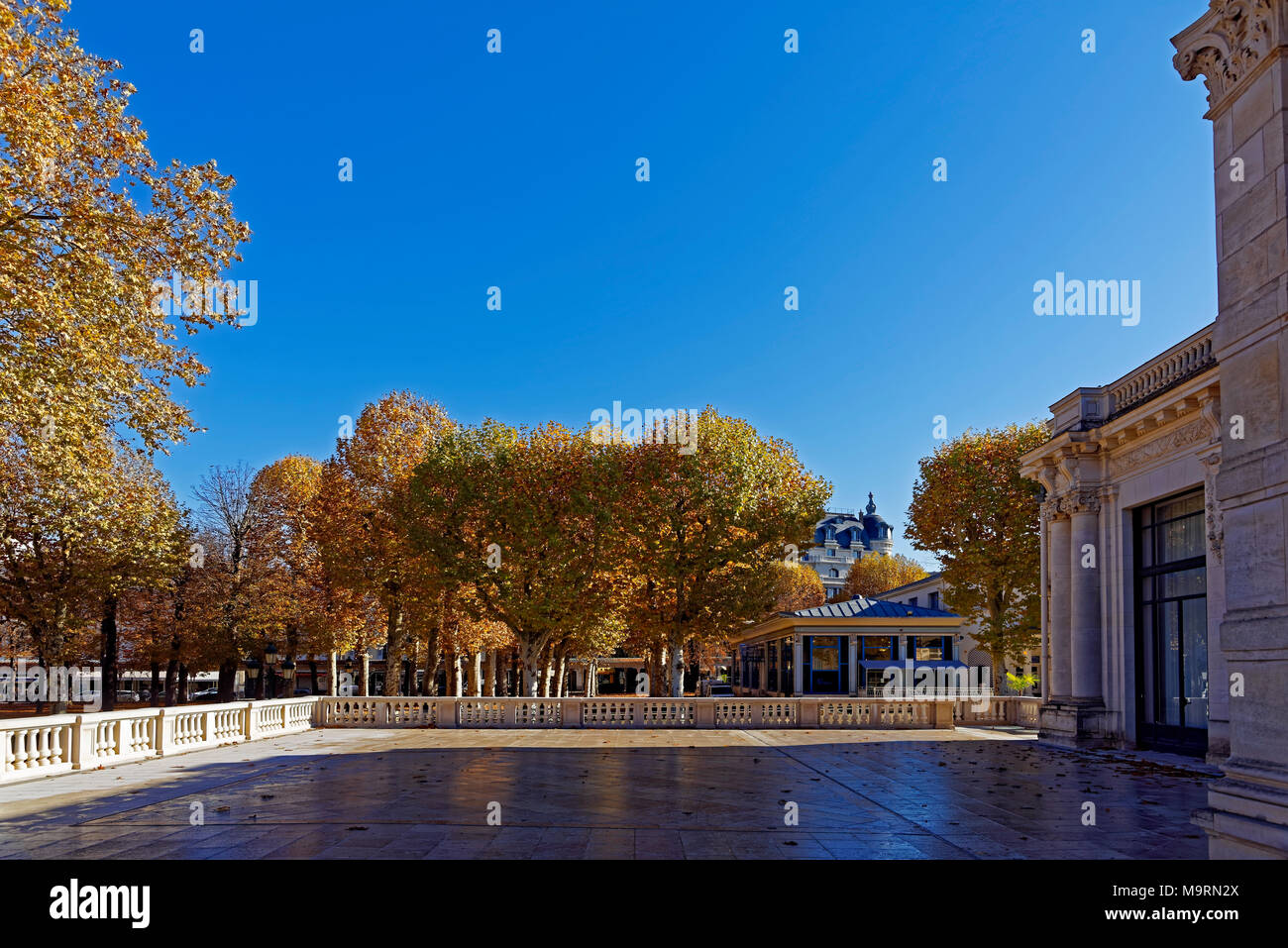 Europe, France, Auvergne, Vichy, Rue vous casino, palais des congrès, centre de congrès, l'automne, la couleur des feuilles, l'architecture, de la construction, de l'hi Banque D'Images