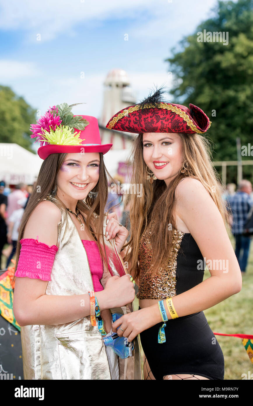 Natasha & Emily Roberts de l'armoire des possibilités infinies à l'Cornbury Music Festival 2017 Banque D'Images