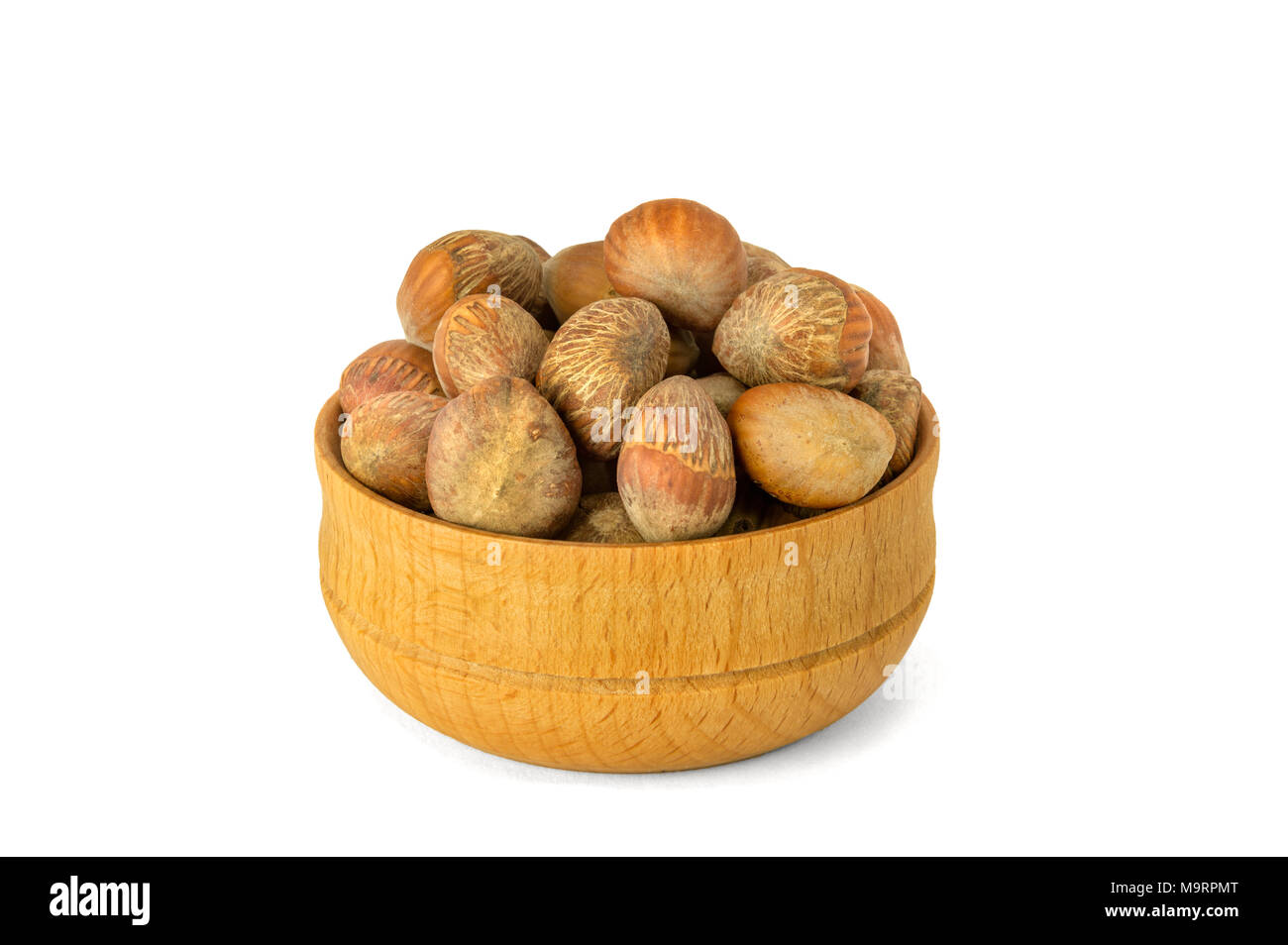 Noisette noix d'isoler sur un fond blanc. Hazel Nuts d'un bol en bois turc. Le concept d'un régime alimentaire sain paniers avec vitamines vegetar Banque D'Images