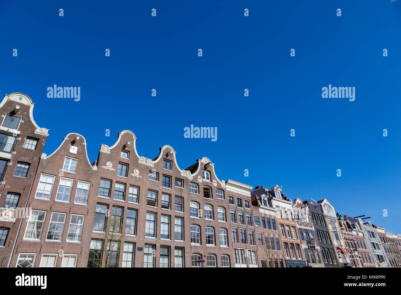 Un ciel bleu clair sur le bord du canal historique sur le Prinsengracht, au centre d'Amsterdam aux Pays-Bas. Banque D'Images