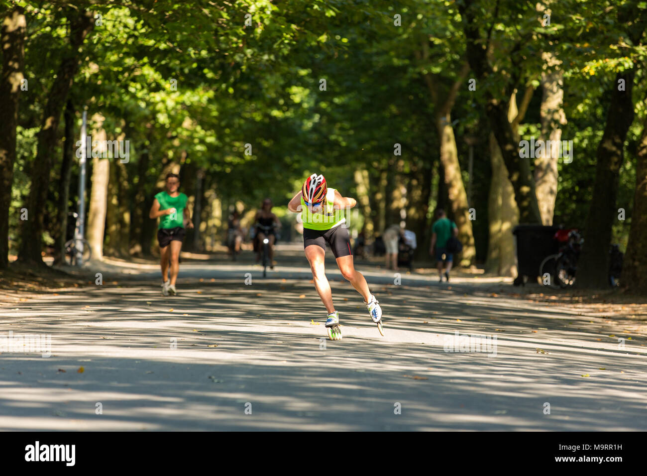 Un roller homme dans le Vondelpark d'Amsterdam aux Pays-Bas. Banque D'Images