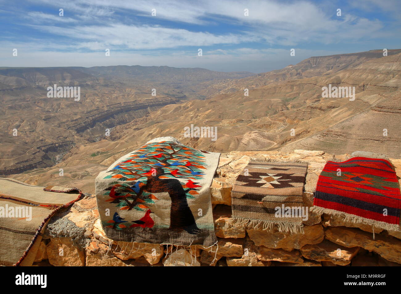 Canyon de Wadi Mujib vue de Kings Road avec des tapis de souvenirs de l'avant-plan, Jordanie, Moyen-Orient Banque D'Images