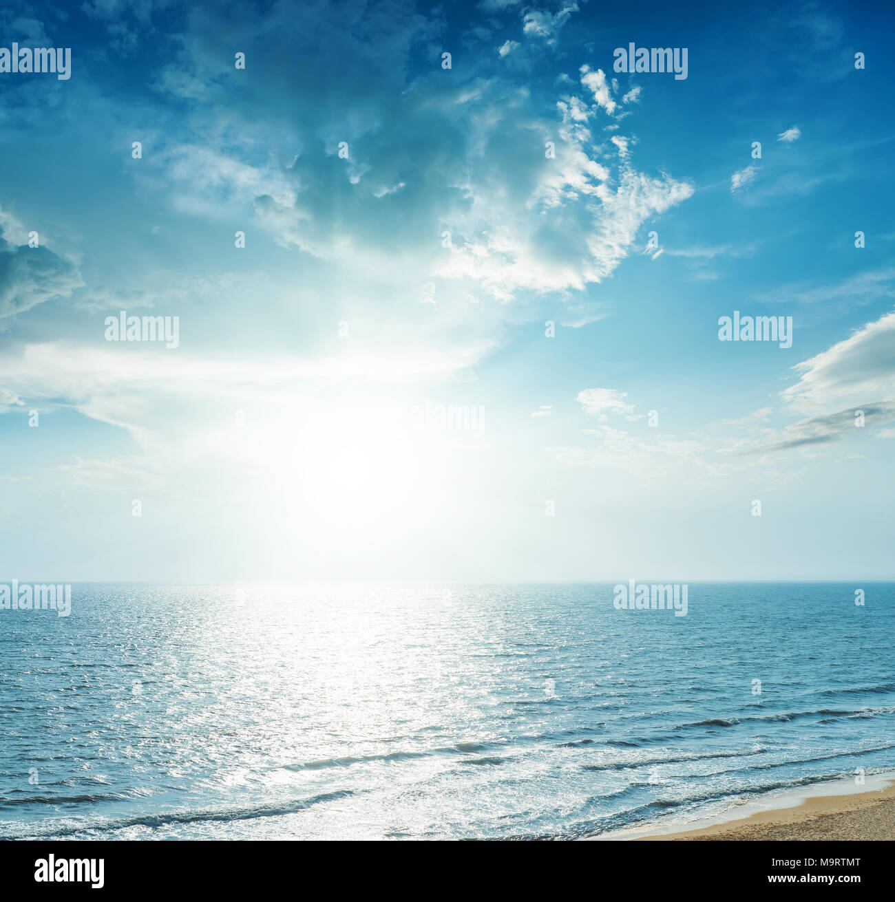Sunet dans Ciel bleu avec des nuages au-dessus de la mer Banque D'Images