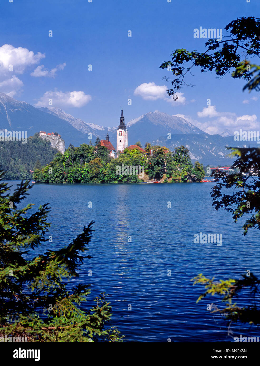 Le lac de Bled, en Slovénie. L'île de Bled (Blejski Otok) Église de l'île de l'assomption de Marie (Cerkev Marijinega vnebovzetja) et le château de Bled Banque D'Images