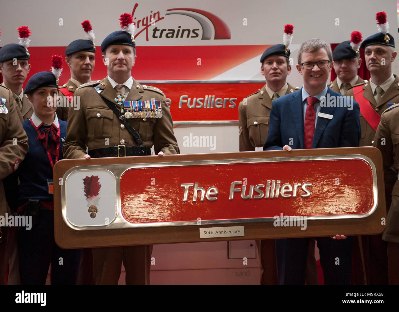 Kings Cross, London, UK. 27 mars 2018. Le Régiment royal de fusiliers à l'honneur avec la nomination d'un Virgin Trains locomotive classe 91. Banque D'Images