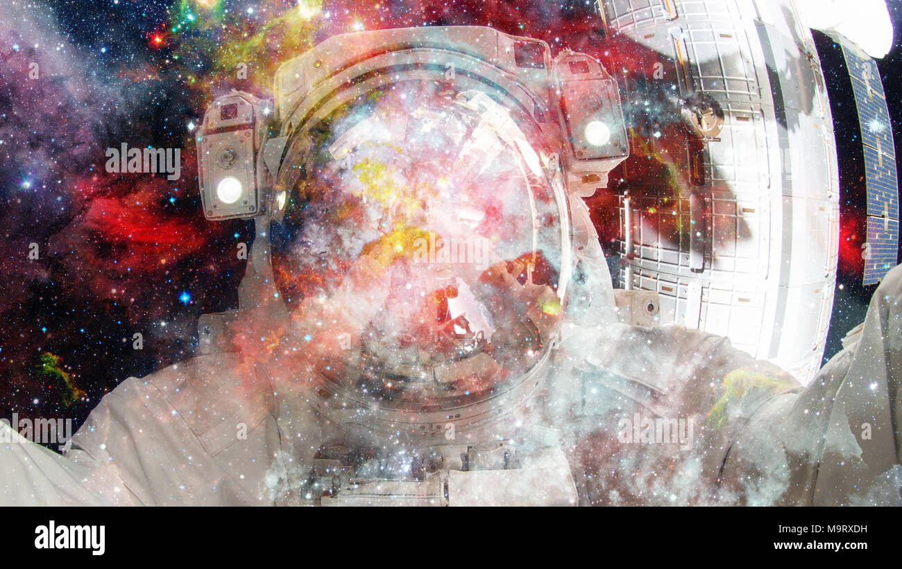 Astronaute dans l'espace extra-atmosphérique. Éléments de cette image fournie par la NASA. Banque D'Images