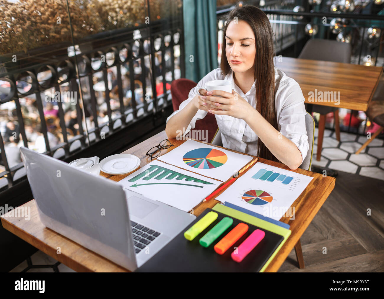 Businesswoman ou jeune femme avec des lunettes travaillant sur des documents et ordinateur portable. Banque D'Images