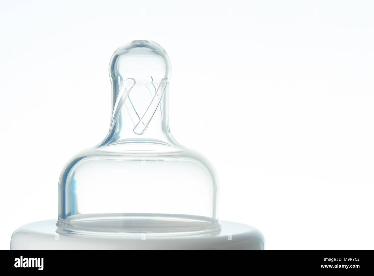 Close up of bouteille transparente mamelon isolé sur fond blanc Banque D'Images