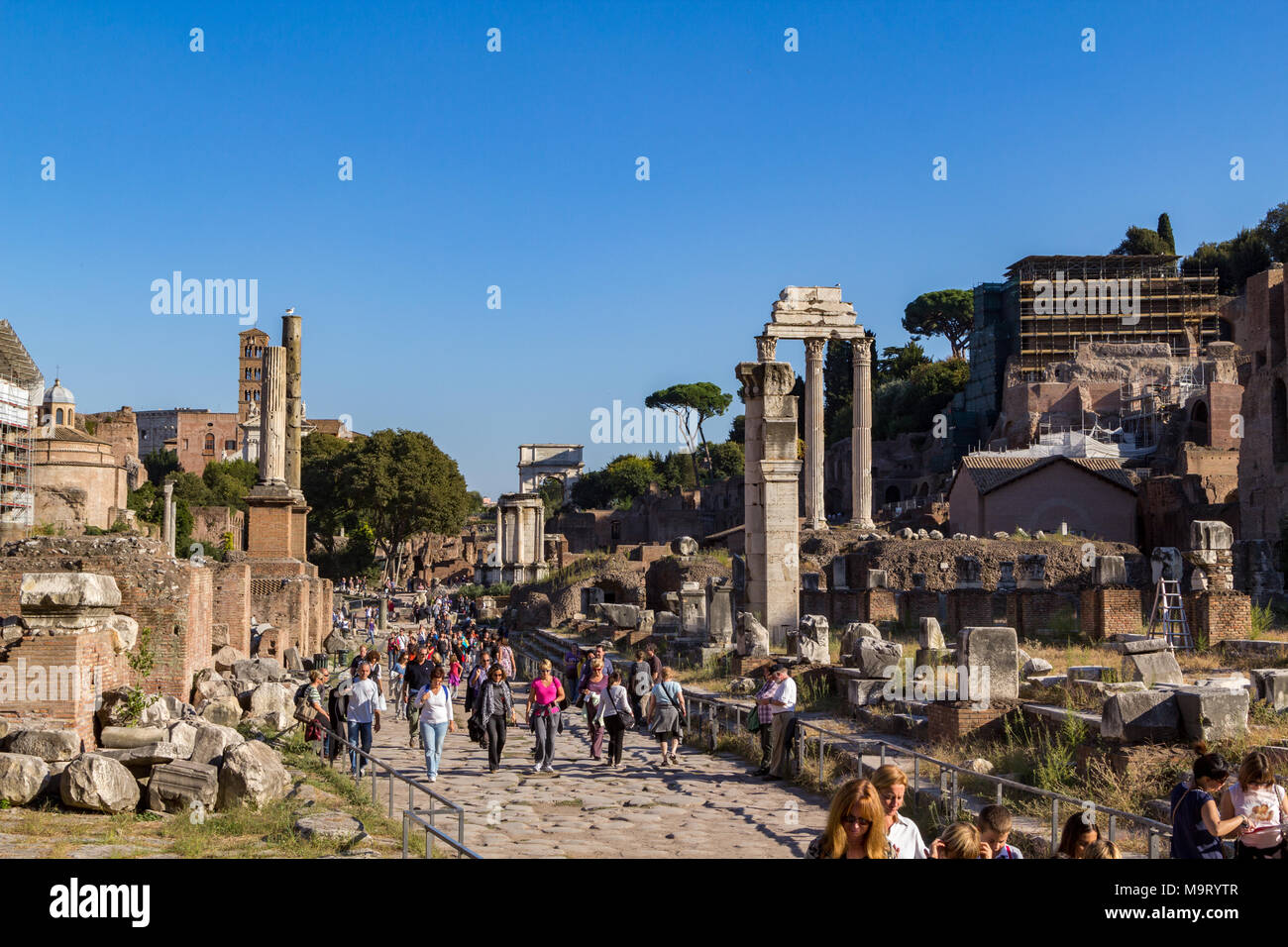 Les touristes dans le Forum romain de Rome, Italie. Banque D'Images