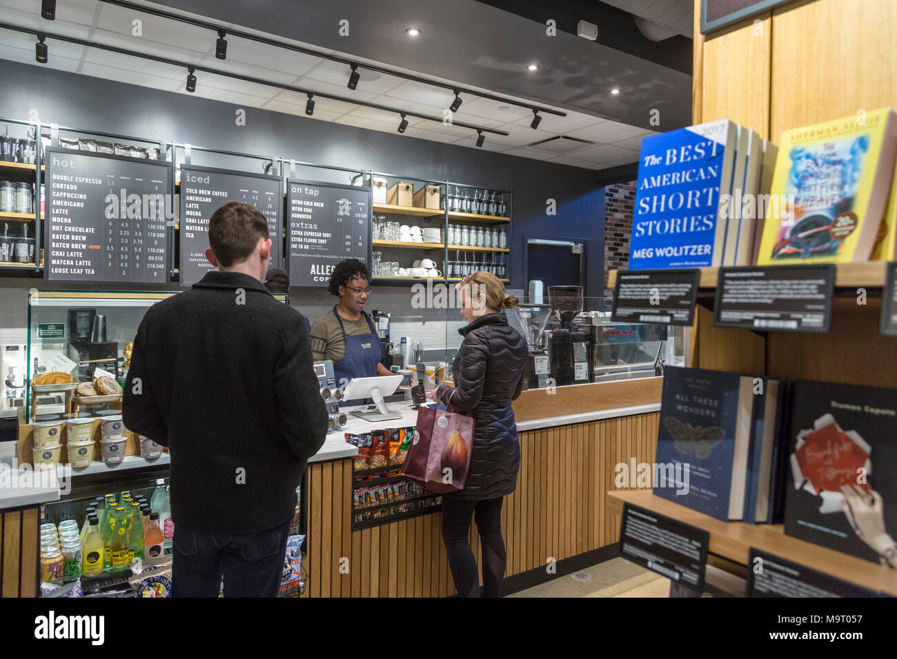 Washington, DC - Le café de la librairie Amazon à Washington en quartier de Georgetown. Le magasin a ouvert ses portes dans un Barnes & Noble b Banque D'Images